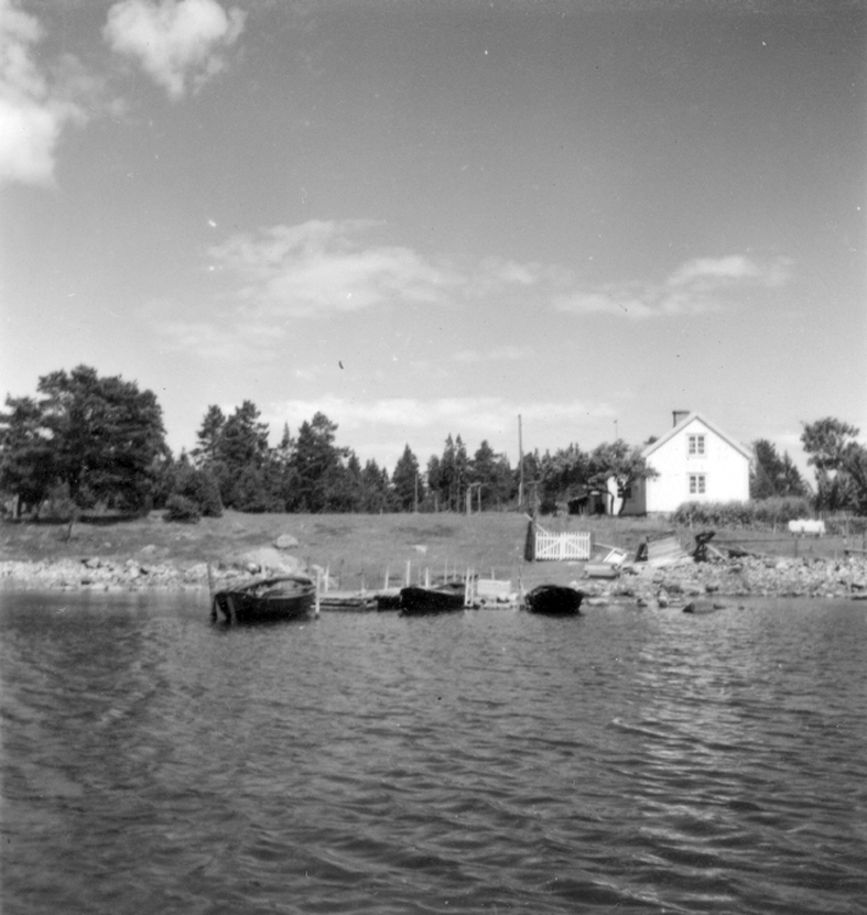Småland, Kalmar län, Stranda härad, Ålems socken, Lövön. Förre skepparen Karl Bergströms (SU nr 1951:5) barndomshem. Äges nu av KBs brorson fiskaren Vilhelm Bergström.