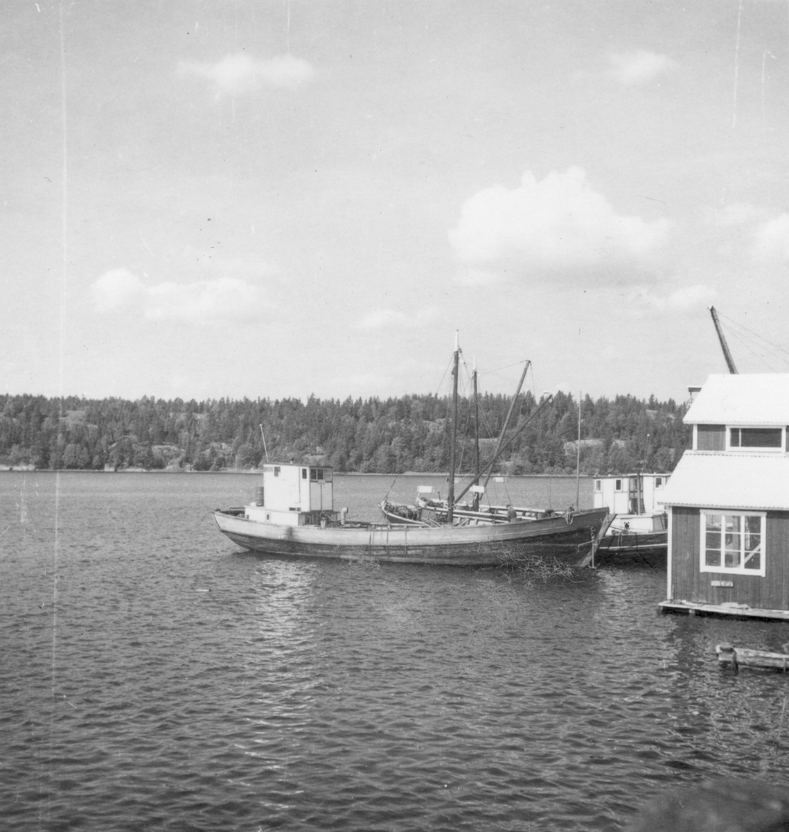 Uppland, Stockholms län, Frötuna skeppslag, Länna socken, Bergshamra. Vedjakter ligger på törn vid slipen till varvet. juni 1950