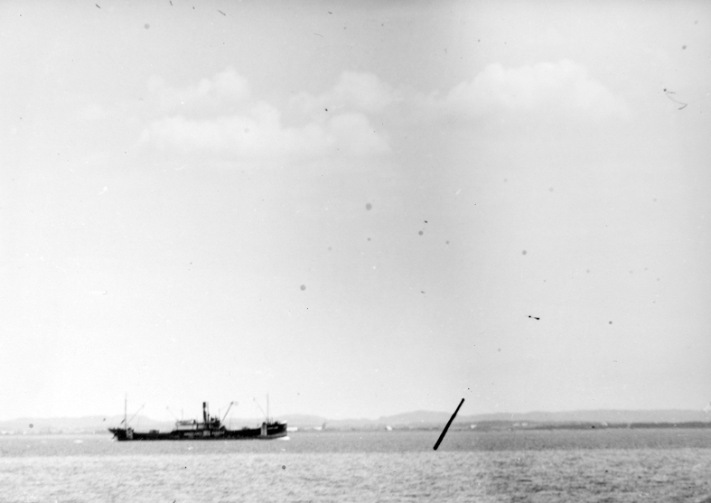 Göteborgs örlogsdepå. S/S Hakefjord av Göteborg, under gång utanför Hallandskusten innanför tremilsgränsen.  Fil. lic. Gunnar Jonssons undersökningsresa till västkusten juni 1940. 88.