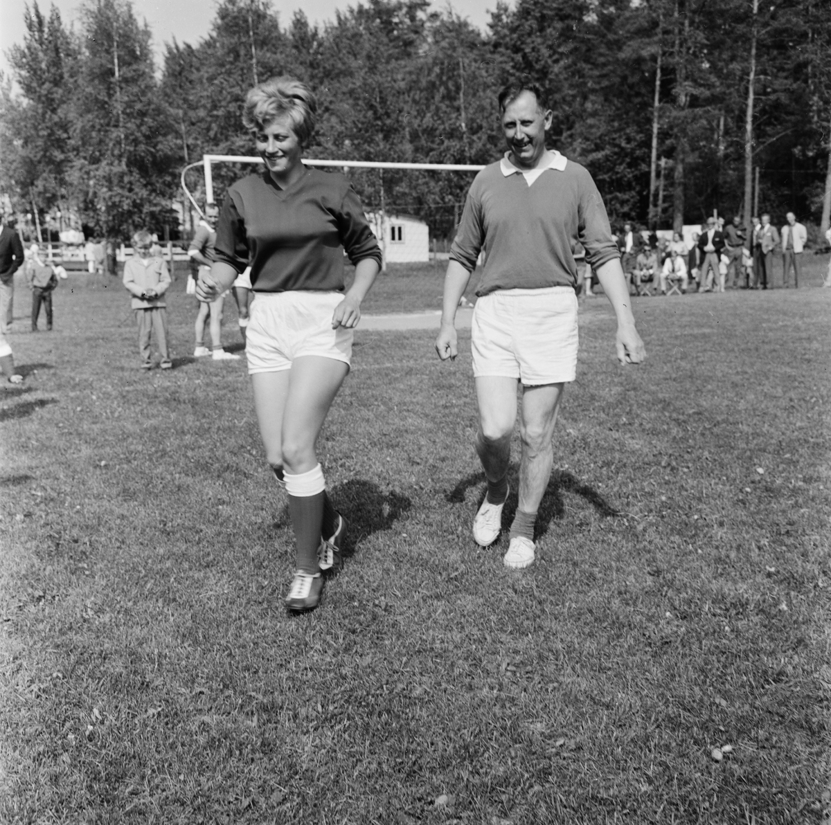 "Dam-gubb fotboll" i Ullfors, Tierps socken, Uppland juni 1969