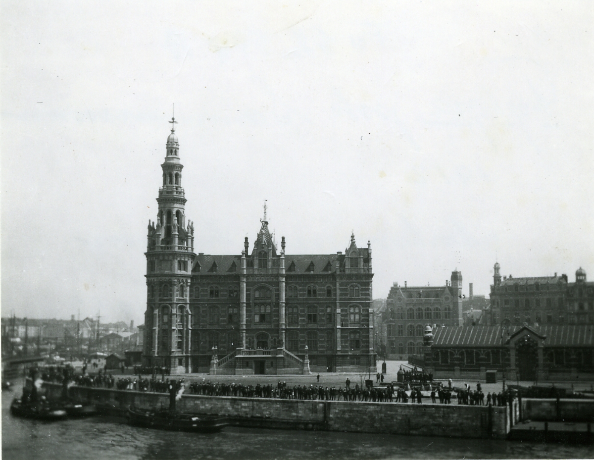 Fotot från pansakryssaren Fylgias sommarresa 1912.
Antverpens hamn.