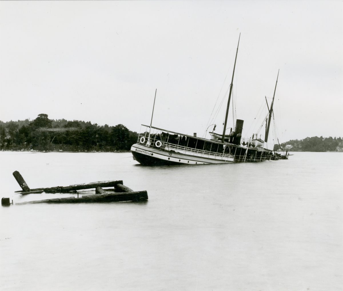Foto visande passagerarångfartyget GEFLE av Gefle, efter kollisionen den 1 oktober 1895, sjunket vid Styrmansholmen, Vaxholm