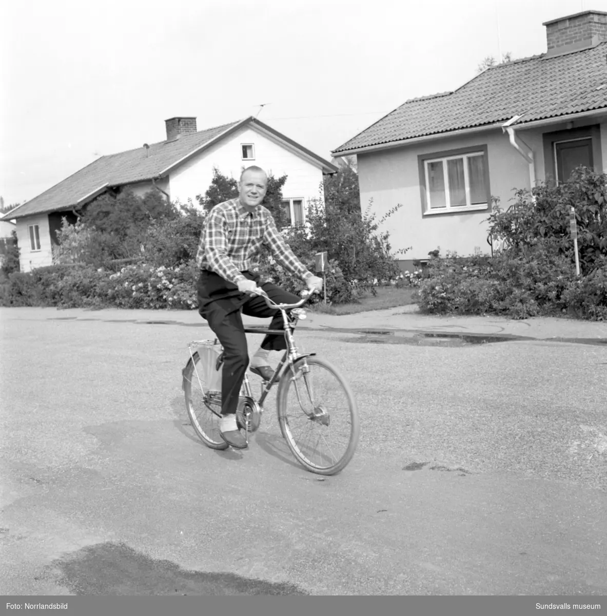 Direktör Kurt Arnevall från Sundsvall på bilder för en kampanj för PK-banken. Simning, tennis, gräsklippning och en cykeltur. Ervaco Annonsbyrå AB Stockholm.