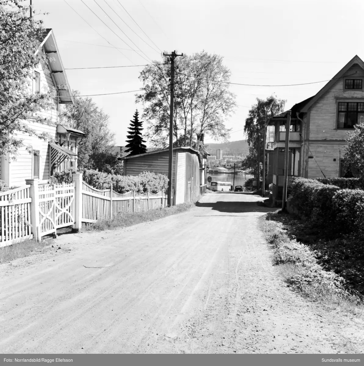 Bilder av den gamla, numera rivna,  bebyggelsen kring Trafikgatan i Skönsberg.