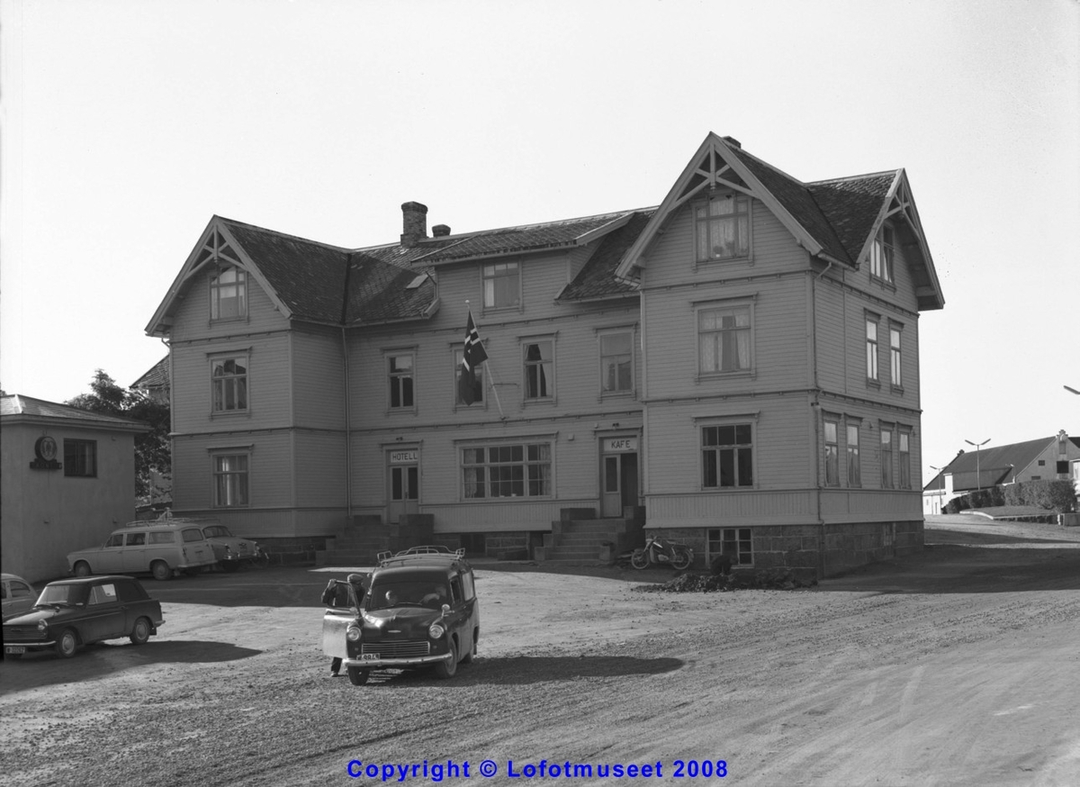 Stamsund. Stamsund Hotel 1964. Eksteriørbilde, biler på parkeringen.
