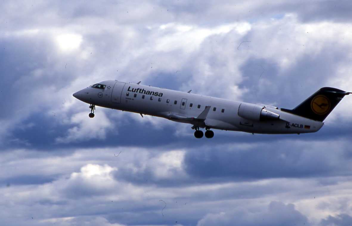Ett fly tar av , Canadair Jet -100LR D-ACLB fra Lufthansa Cityline. 