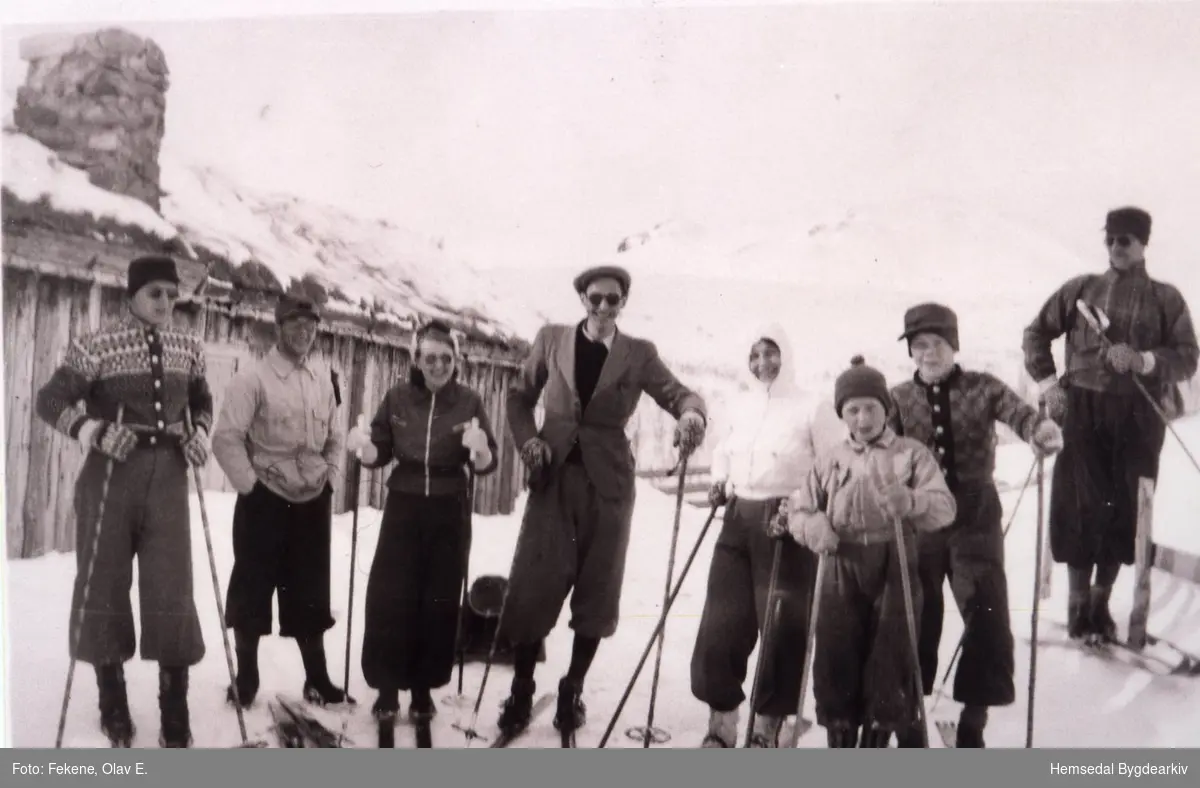Fjellstølane (Fjellstølo), ca. 1938.
Frå venstre: Per Løvehaug, Ukjend, Ingebjørg Embre, Ukjend, Ukjend, Ukjend, Erik Fekene, Ivar Hjelmen