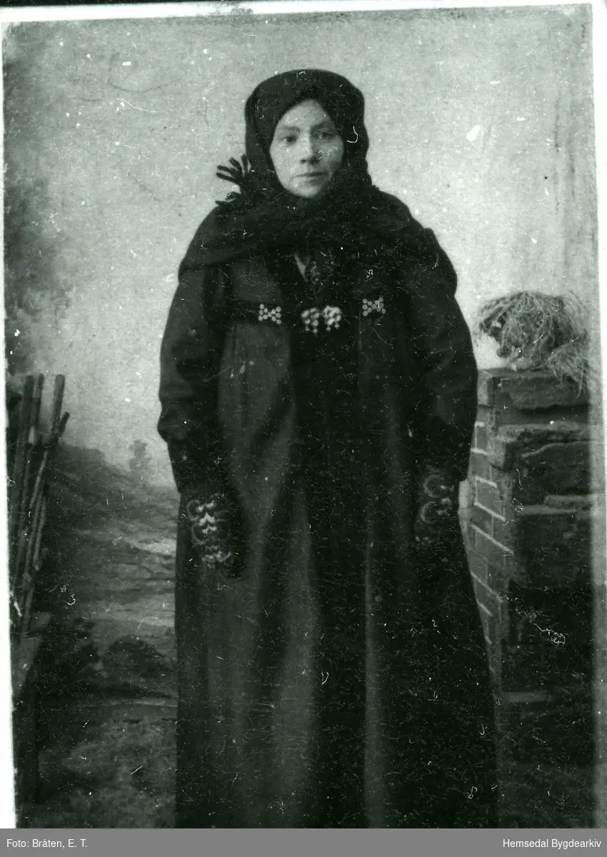 Birgit Flaten (1865-1940), fødd Båste i køyrekjole.