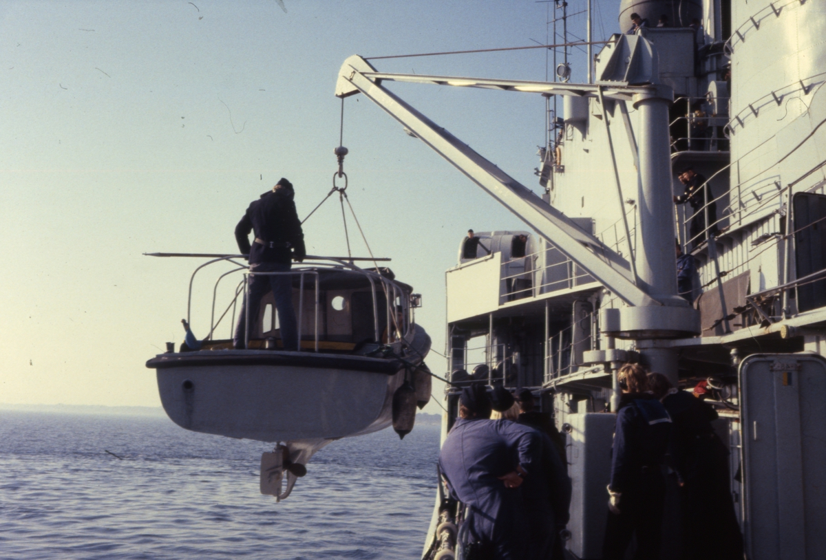 Sista krigsförbandsövningen på Jagaren Hallands långresa 1982 Bilden sjösättningsskeppsbåten.