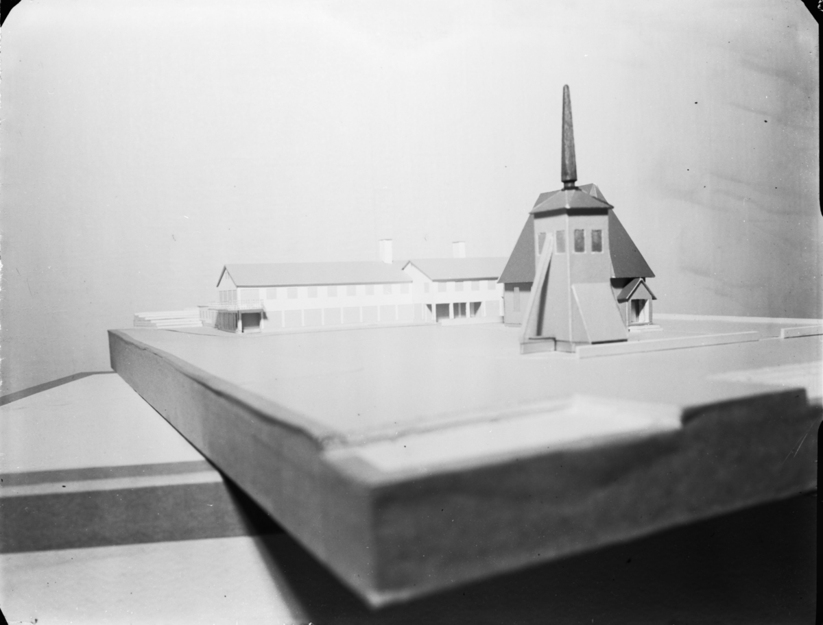 Modell av kyrka med klockstapel.