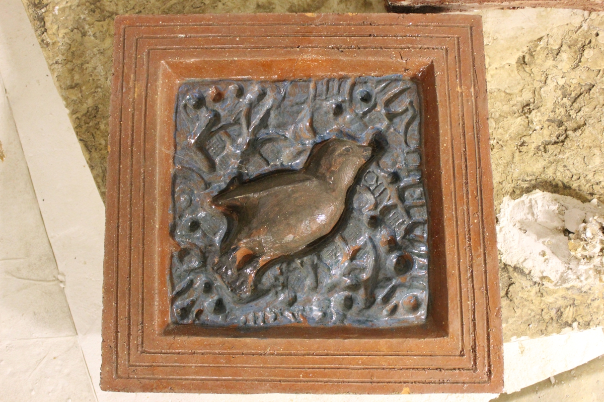 Relieff i keramikk med fuglemotiv. Dette er prøve. Se også nr.245