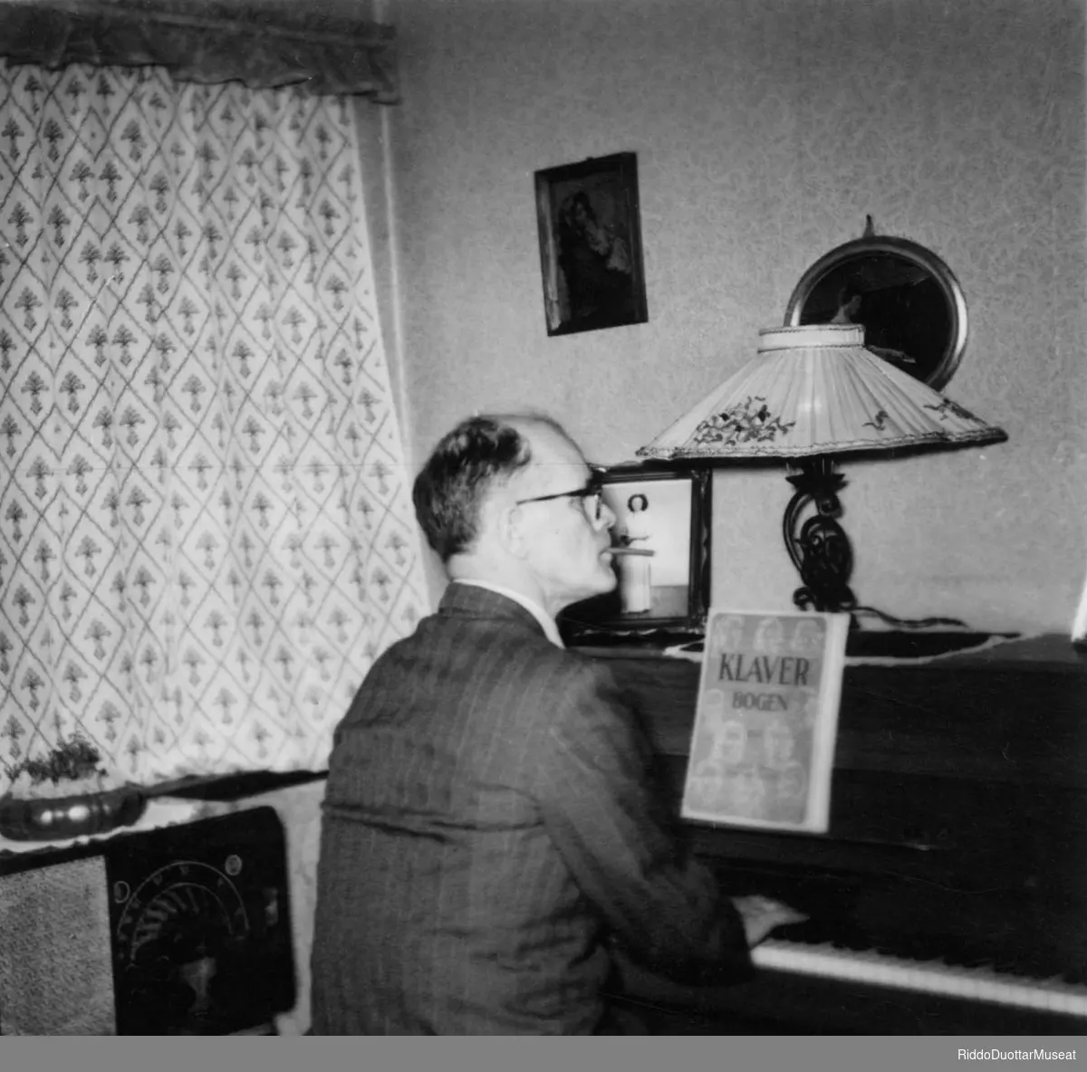 Jan Harr cuojaha piánu stobus.
Jan Harr spiller med piano i stuen.