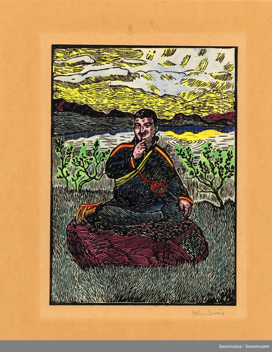 Koftekledd mann sitter med beina i kors på en stein i forgrunnen. Landskap med busker, vann, fjell og himmel i bakgrunnen. Solen speiler seg i vannet.