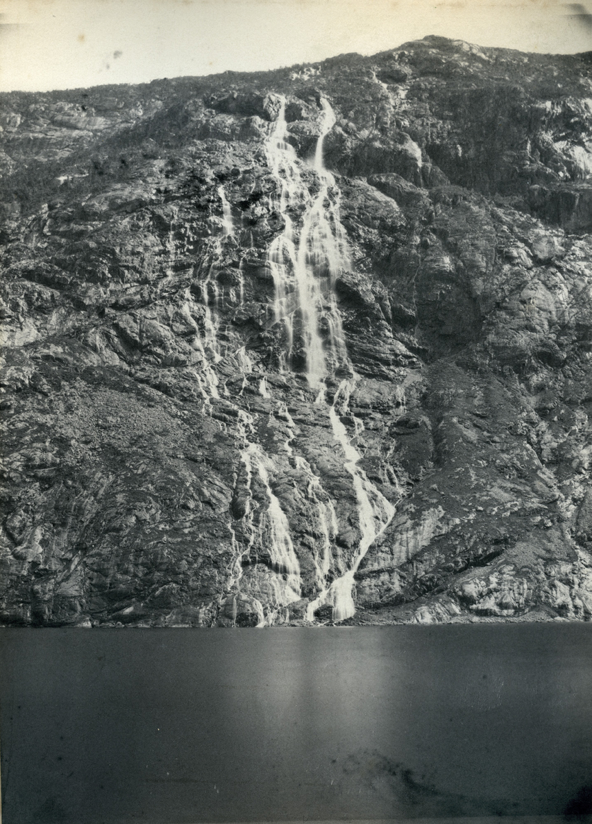 Elv foss fjord