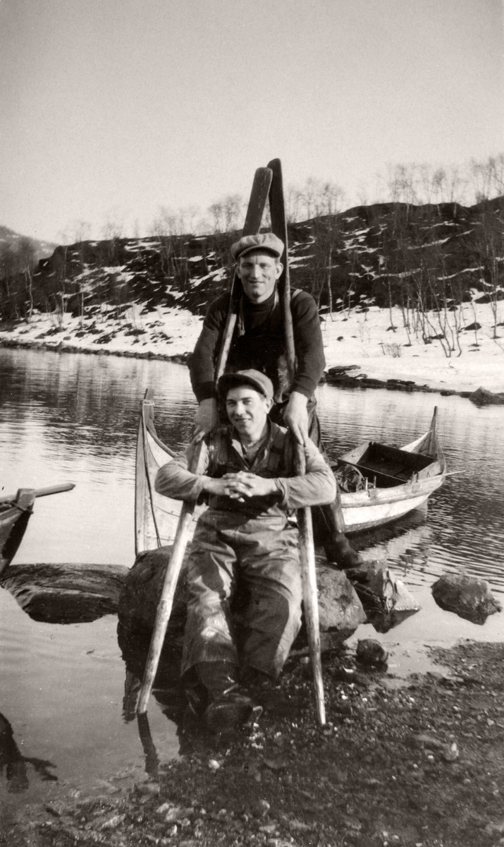 Håkon Iversen og ukjent mann poserer med et par årer foran en nordlandsfæring.