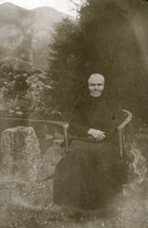 Eldre dame i selskap på Rophaug i stasklede