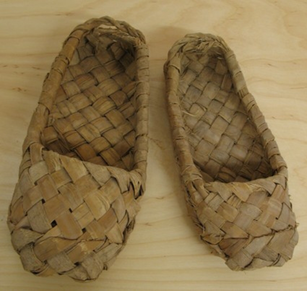 Skorna liknar VM 1206, fast dessa saknar snörremmar. Enligt Hagbergs inventering 1955 är skorna ej gjorda i bast utan i vidje.


Tillhör ryska samligen.