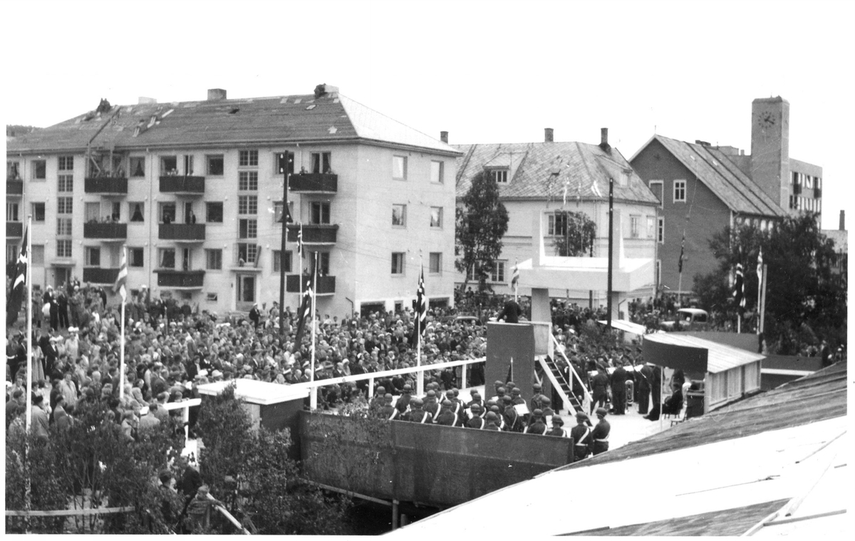 Folkemengde og mann på talerstol under Harstadmessa, 1953.