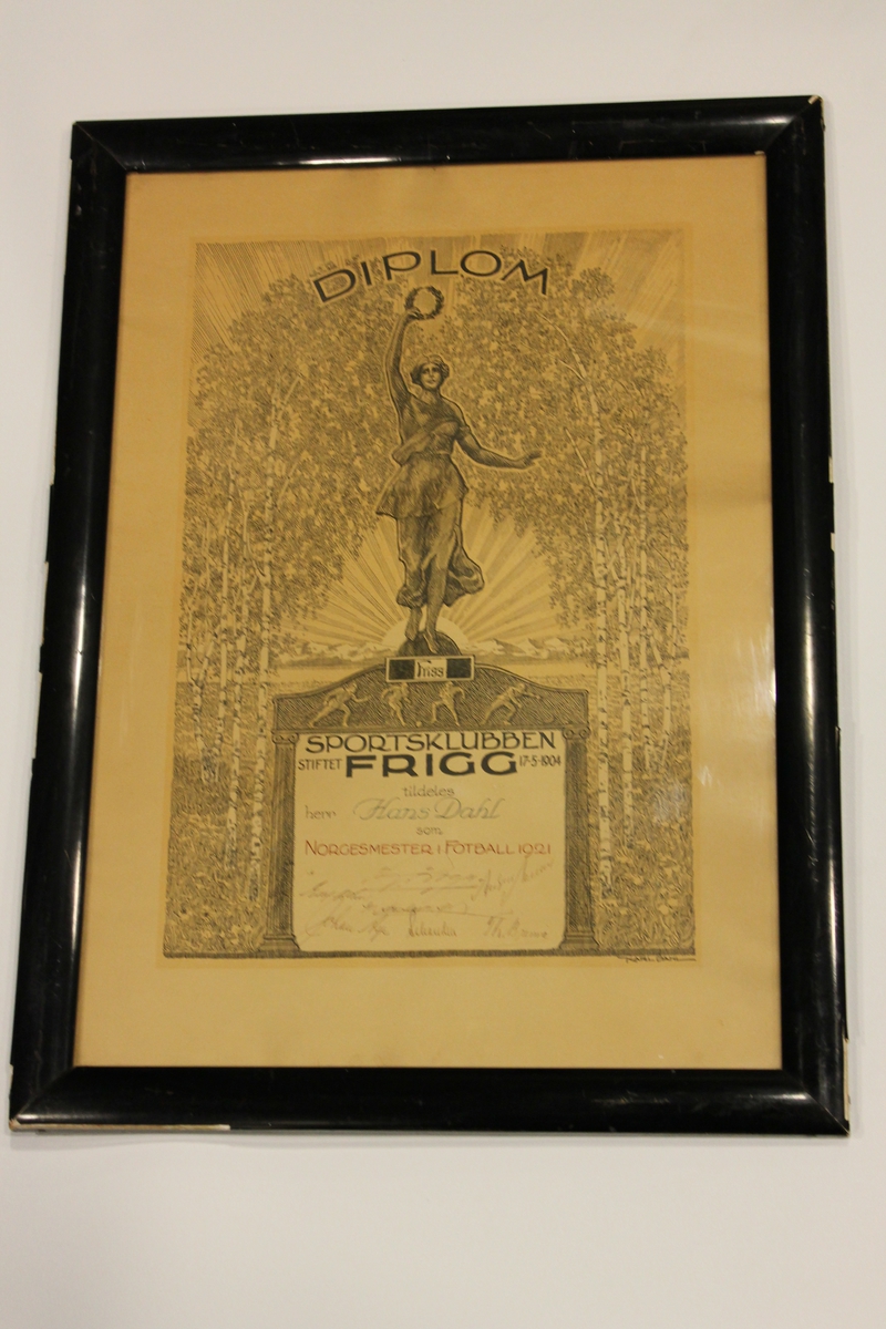 Diplom i sort ramme og glass. Tildelt Hans Dahl, Frigg. Norgesmester i fotball 1921