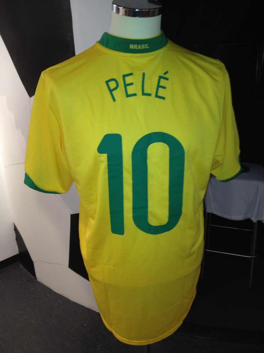 Replika-fotballtrøye fra Brasil med legenden Pelés navnetrekk.
