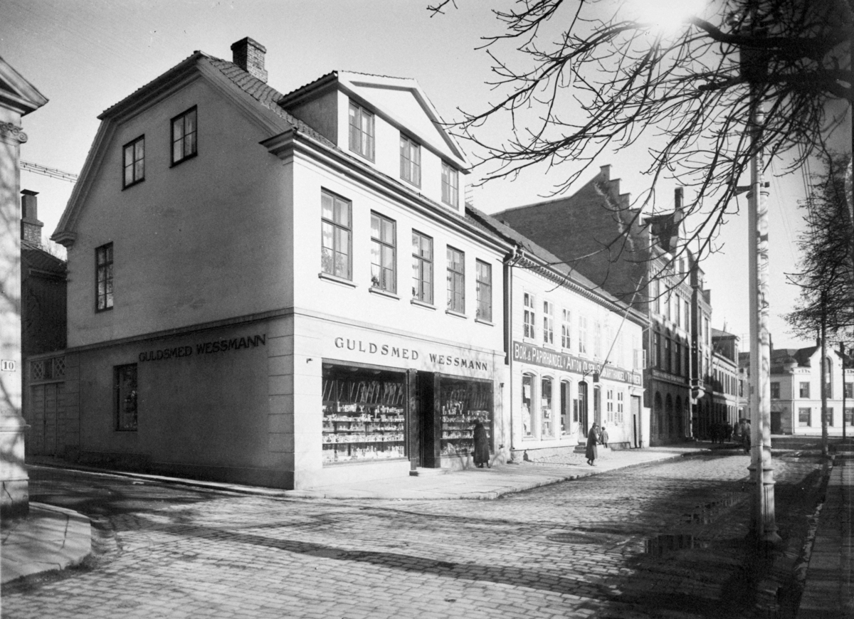 Butikkfasaden til Guldsmed Wessmann i Storgaten, fotografert fra Blomstertorvet.