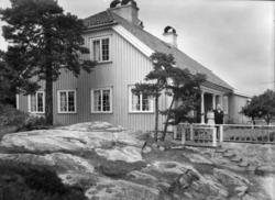 "Bloksberg" på Hankø. Eksteriør. Par foran inngangen. Bestil