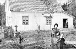 Barn og bestemor på tunet, Haga gård ca. 1892. Gutten på tre