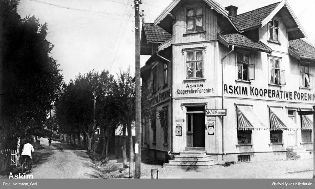 Askim Kooperative Forening ca. 1906-1915.
Skilt med "Skydsstasjon".
