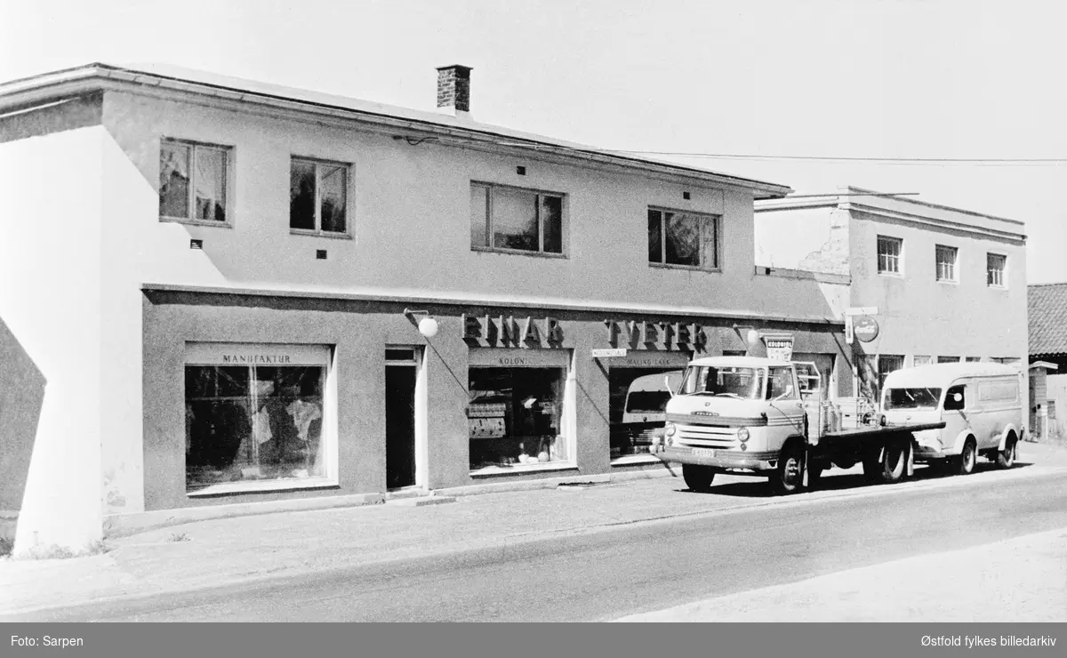 Einar Tveters kolonialforretning ved Skjeberg jernbanestasjon i 1968. Sigvart Tveter var også innehaver av forretningen som startet i 1914.
Volvo Tryggve eller Snabbe lastebil (1956-65) foran Renault varebil.