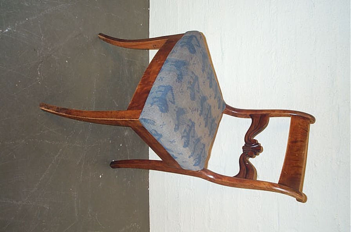 Form: Biedermeier/seinempire
DHS.30829 høyrer samen DHS.30830/sofa og DHS.30831/bord.

2 av stolane er plassert i utstillinga "Helg og høgtid"