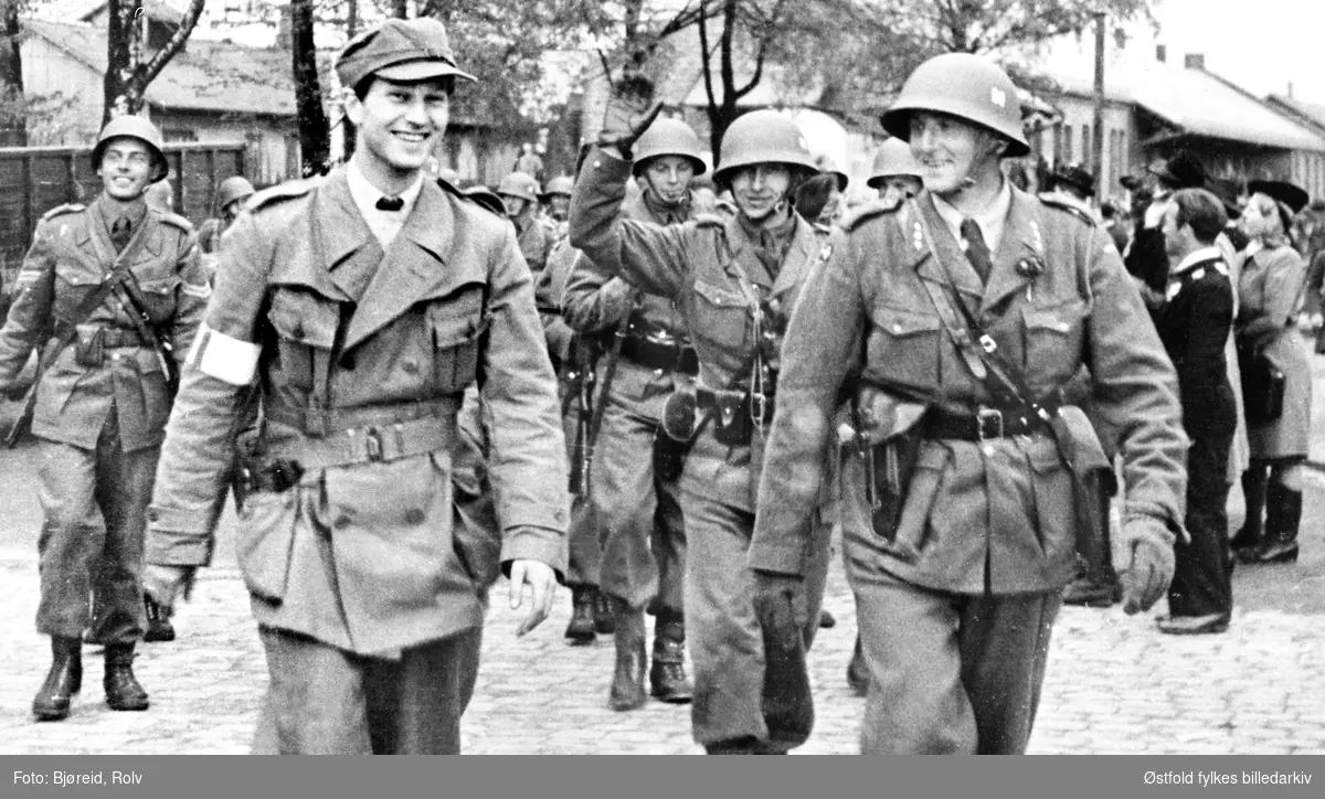 Da freden "brøt løs" i maidagene 1945. Soldater marsjerer i  Sarpsborg. Reservepolitiet kommer hjem fra Sverige.