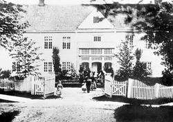 Gården Mustorp - våningshuset og hagen 1864-65. Proprietær C