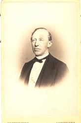 Portrett av konsul og skipsmegler Chr. Apenes.  Visittkort c