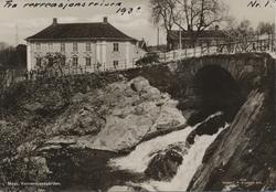 Konventionsgården med fossen på Verket med "Jonas-gården" ti