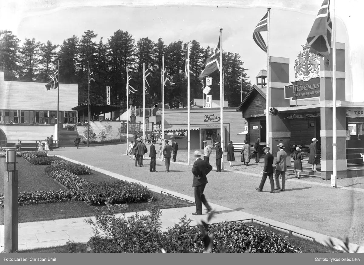 utstilling, Østfoldutstillingen, eksteriør, publikum,Østfoldutstillingen i Sarpbsborg 1930.
Østfold fylkesutstilling i samarbeid med Sarpsborg kommune og Østfold landbruksselskap (100 år) og de andre Østfoldbyene. 
I alt ti avdelinger for skogbruk, landbruk, industri, husflid, osv. Også kulturhistorisk utstilling på Borgarsyssel Museum.
