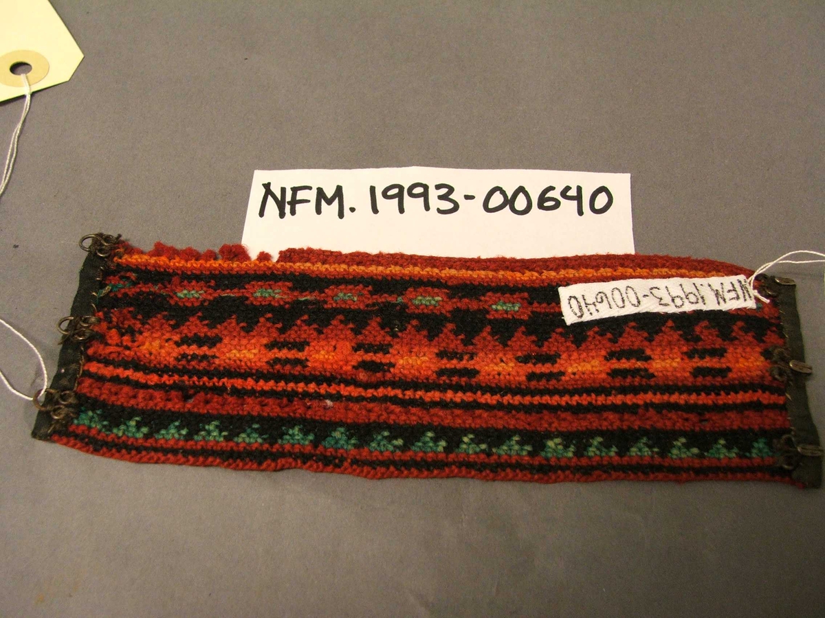 Langsgåande strekar og geometriske bordar; Rad med "luftmasker", kjettingbordar og trekantliknande motiv. 