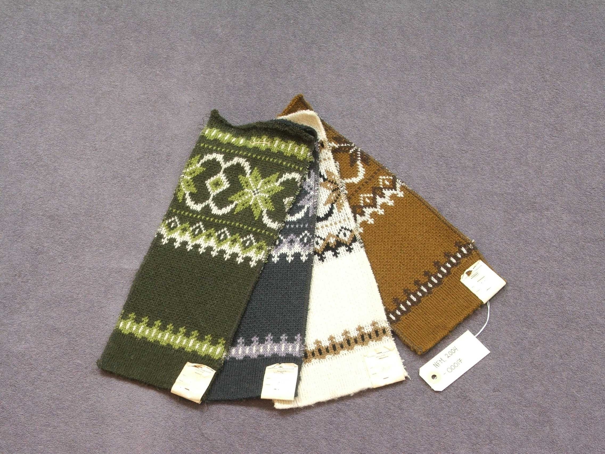 Fire mønsterprøver av genser eller jakke, som er sydd saman øvst. Prøvene er like forutan fargane. Kanta med sikksakksting. Vrangbord nedst.