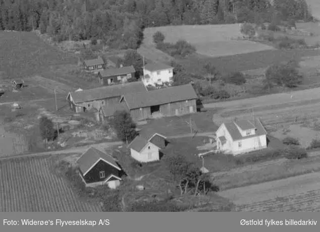 Oversiktsbilde over gårdsbruket Bråthu søndre. Eier (1942): Karl Bråthu, f. 1893. Bråthu nordre i bakgrunnen
Bråthu søndre nærmest og Bråthu nordre lenger bak.