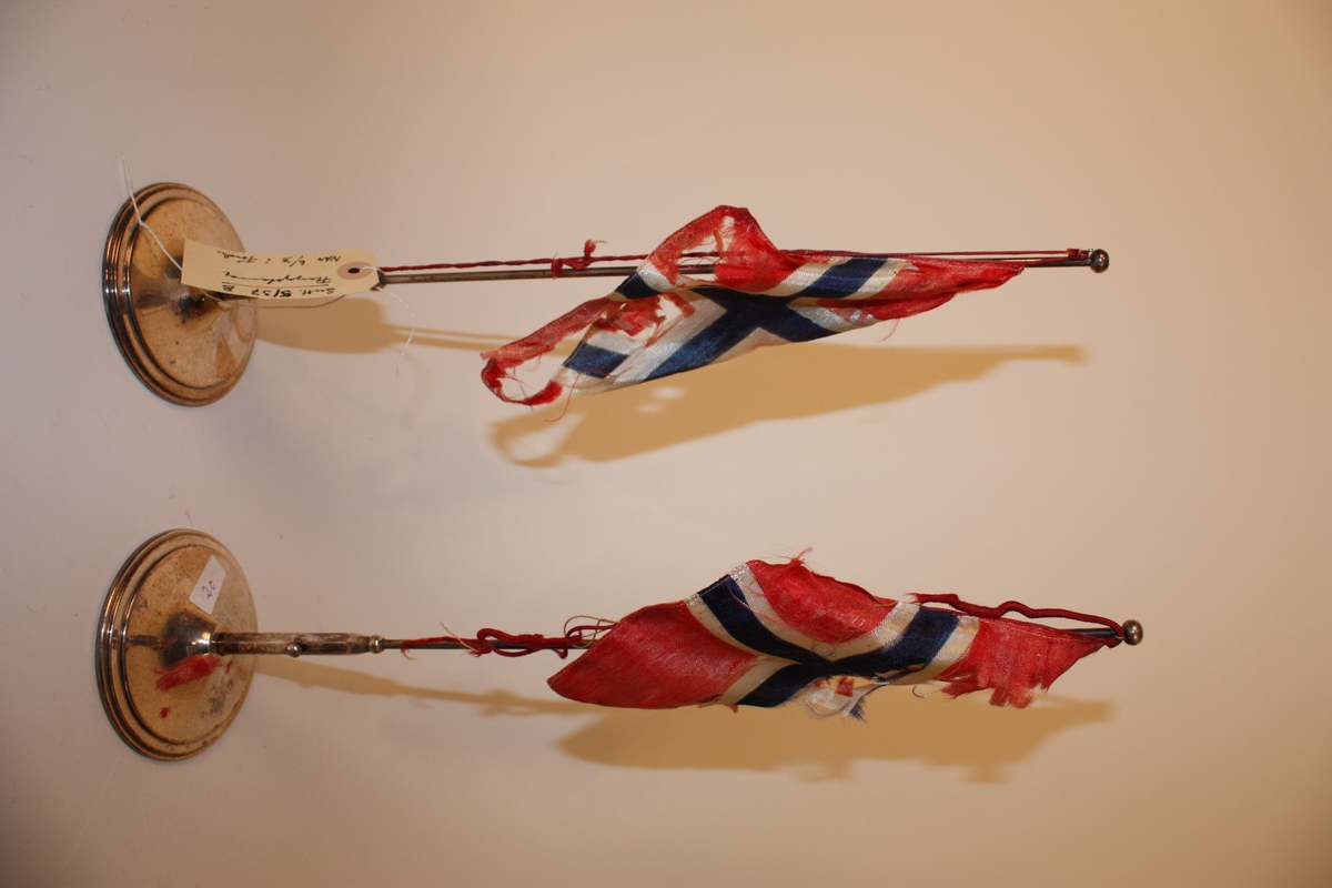 To små bordflagg med norske flagg