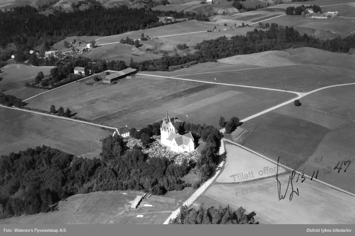 Flyfoto av Eidsberg kirke 1947.