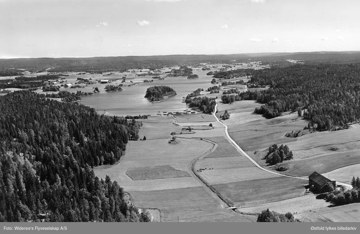 Oversiktsbilde over Ertevann i Rakkestad, flyfoto 29. juli 1951.