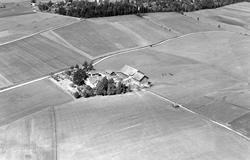 Gården Skukkestad i Eidsberg, flyfoto 4. august  1951.