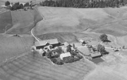 Gården Fundingsrud i Eidsberg, flyfoto  29. juli 1951.