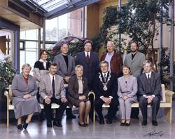 Fylkesutvalget i Østfold 1996-1999.

Foran fra venstre: Ingr