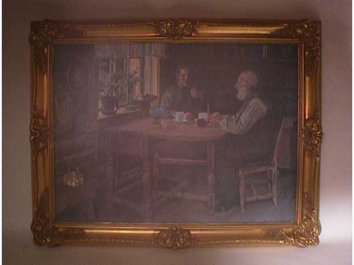 Interiør, to personar drikk kaffi og røykjer pipe ved eit bord
