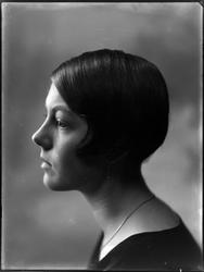 Portrett av ukjent ung kvinne med bobfrisyre og smykke i pro