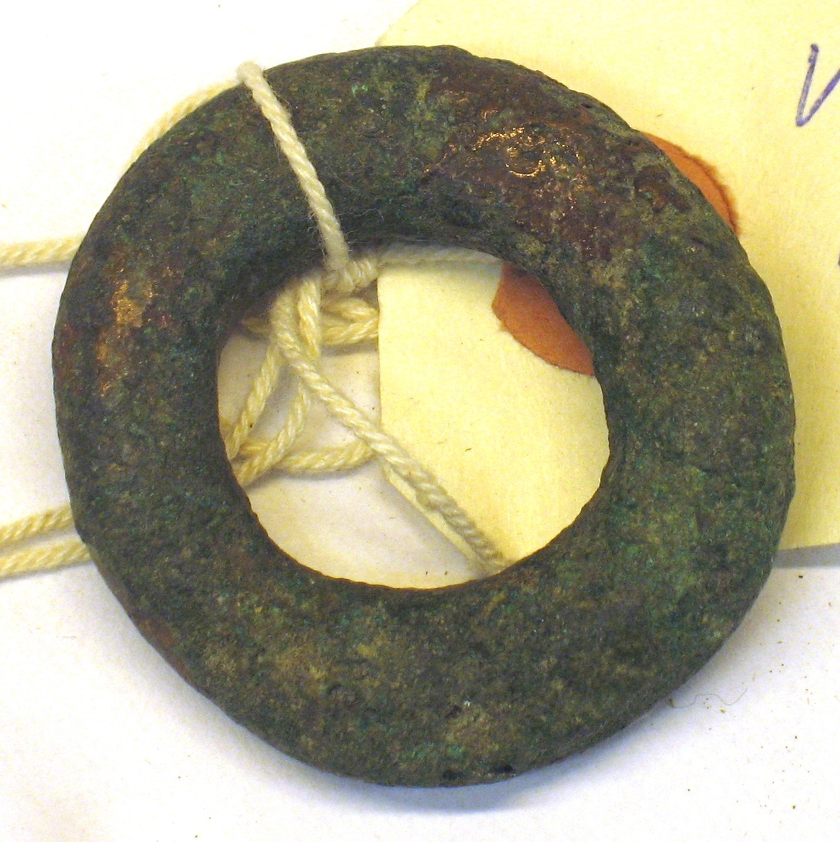 11 088: Kärr Öglunda socken, Västergötland. Förvärv 1913.

Ring brons, 1 st , massiv, ärgad. 4,3 cm i diam