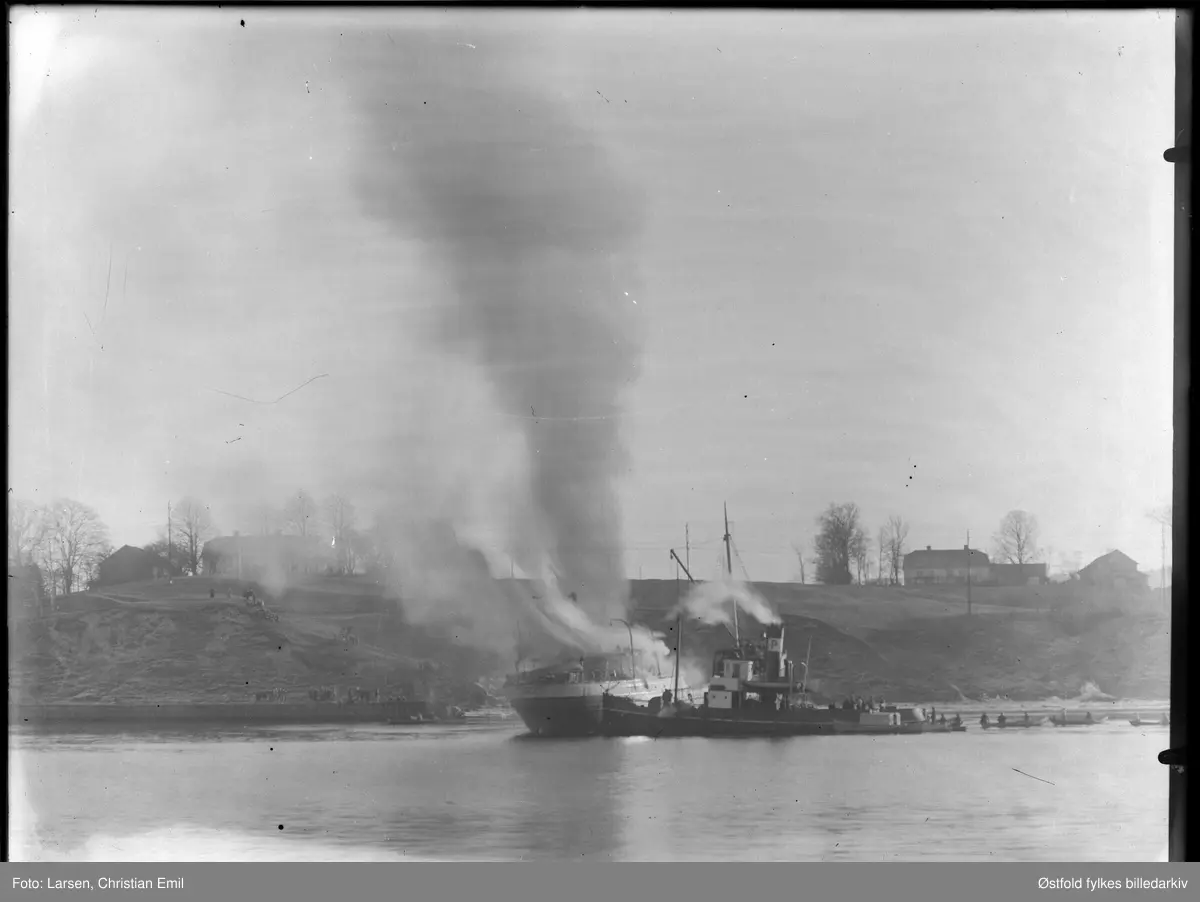 Skip i brann med slepebåt. Ukjent sted. Glomma? Sarpsborgdistriktet.