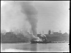 Skip i brann med slepebåt. Ukjent sted. Glomma? Sarpsborgdis