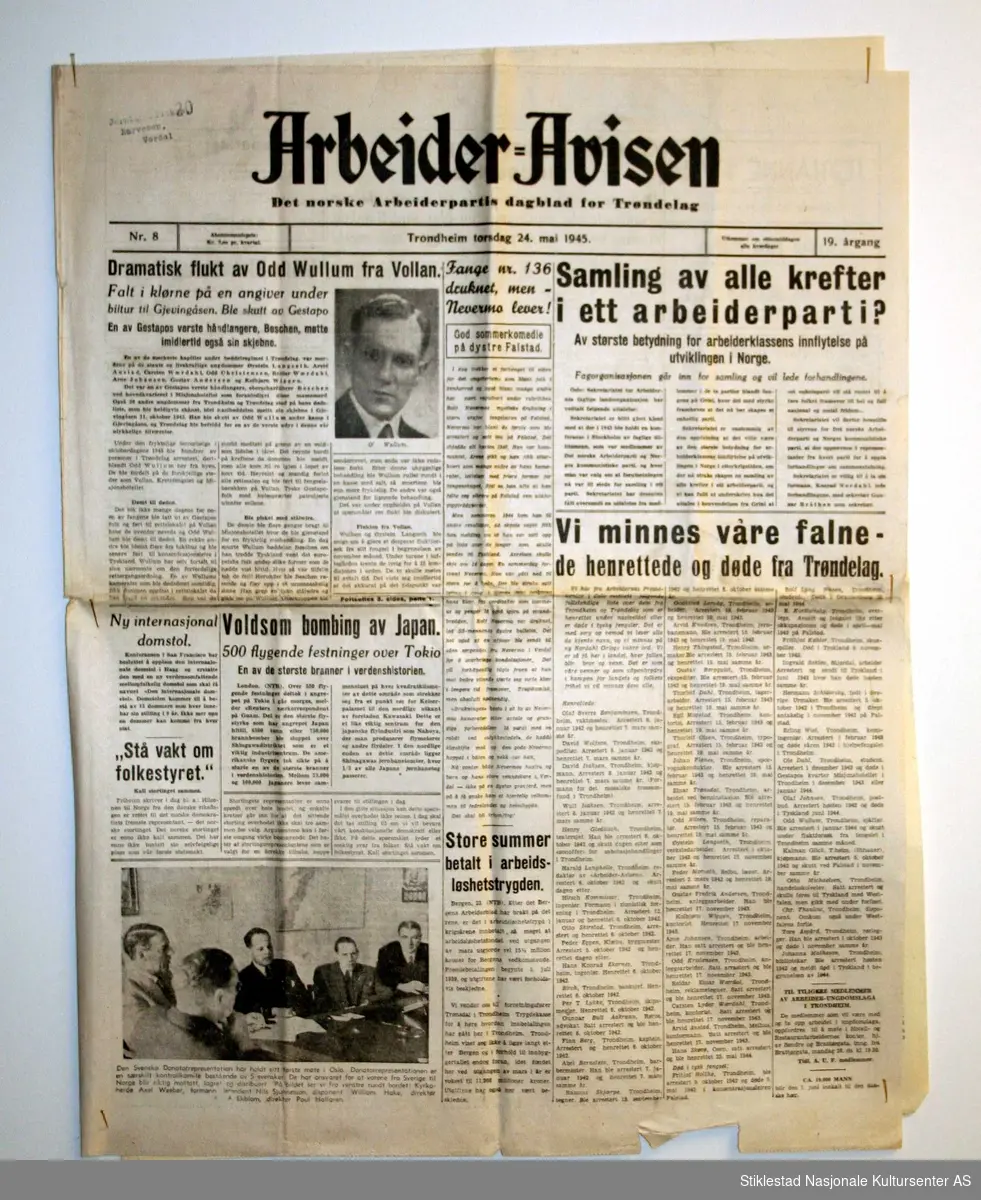 Arbeider-Avisen med 6 sider i Berlinerformat. Utgitt våren 1945. Det norske arbeiderpartis dagblad i Trøndelag. Illustrert med bilder.
